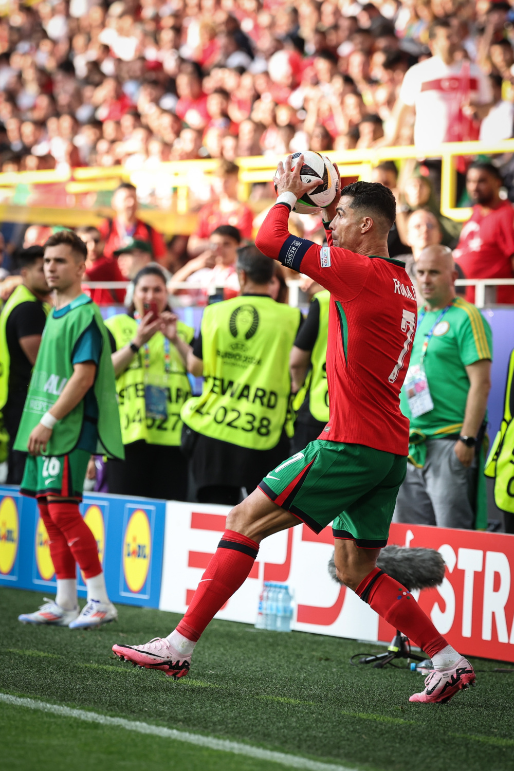 土耳其选手在举重比赛中闯入前四 土耳其选手在举重比赛中闯入前四