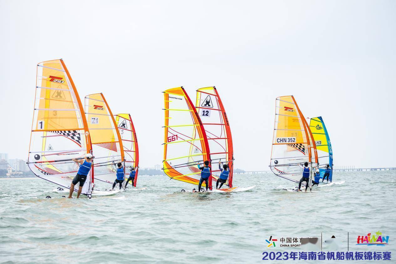帆船比赛角逐激烈，选手实力均衡