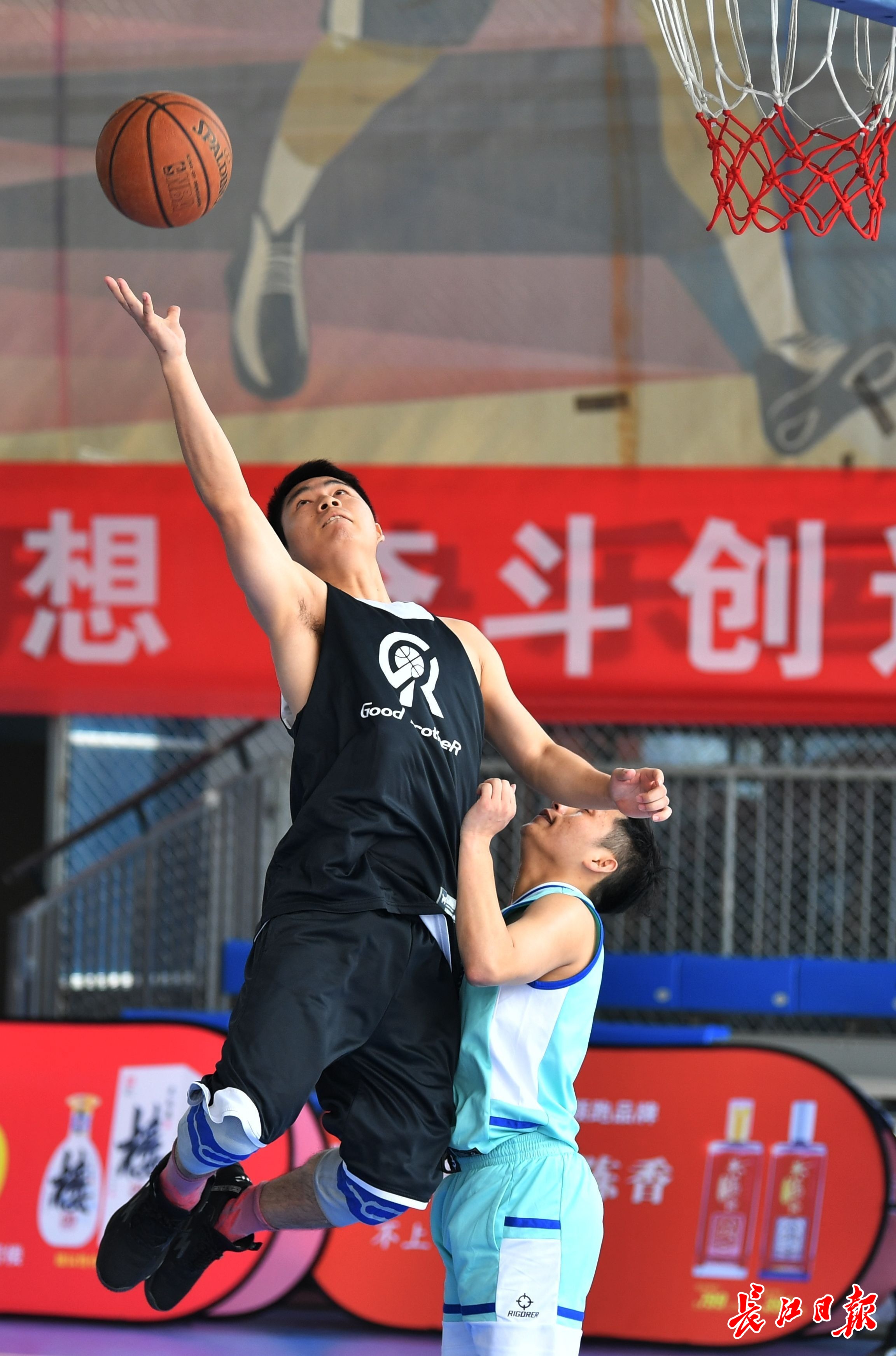 关于高水平比赛的对决让人们感受到了篮球的激情和热血的信息