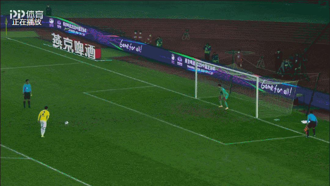 战术调整和团队努力让球队克服困难赢得胜利的简单介绍