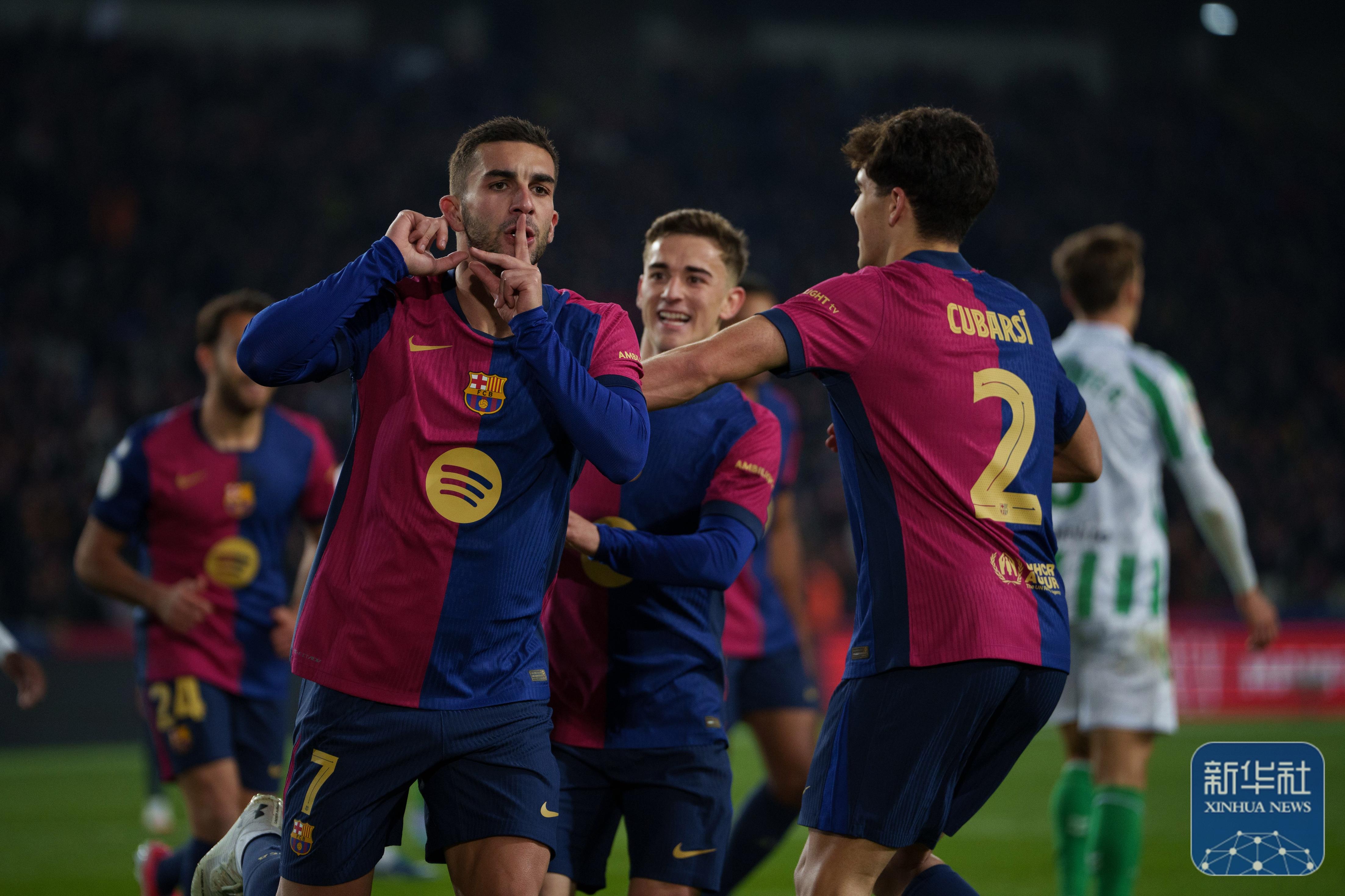 西班牙队在争夺胜利的征程中向前迈进 西班牙队在争夺胜利的征程中向前迈进