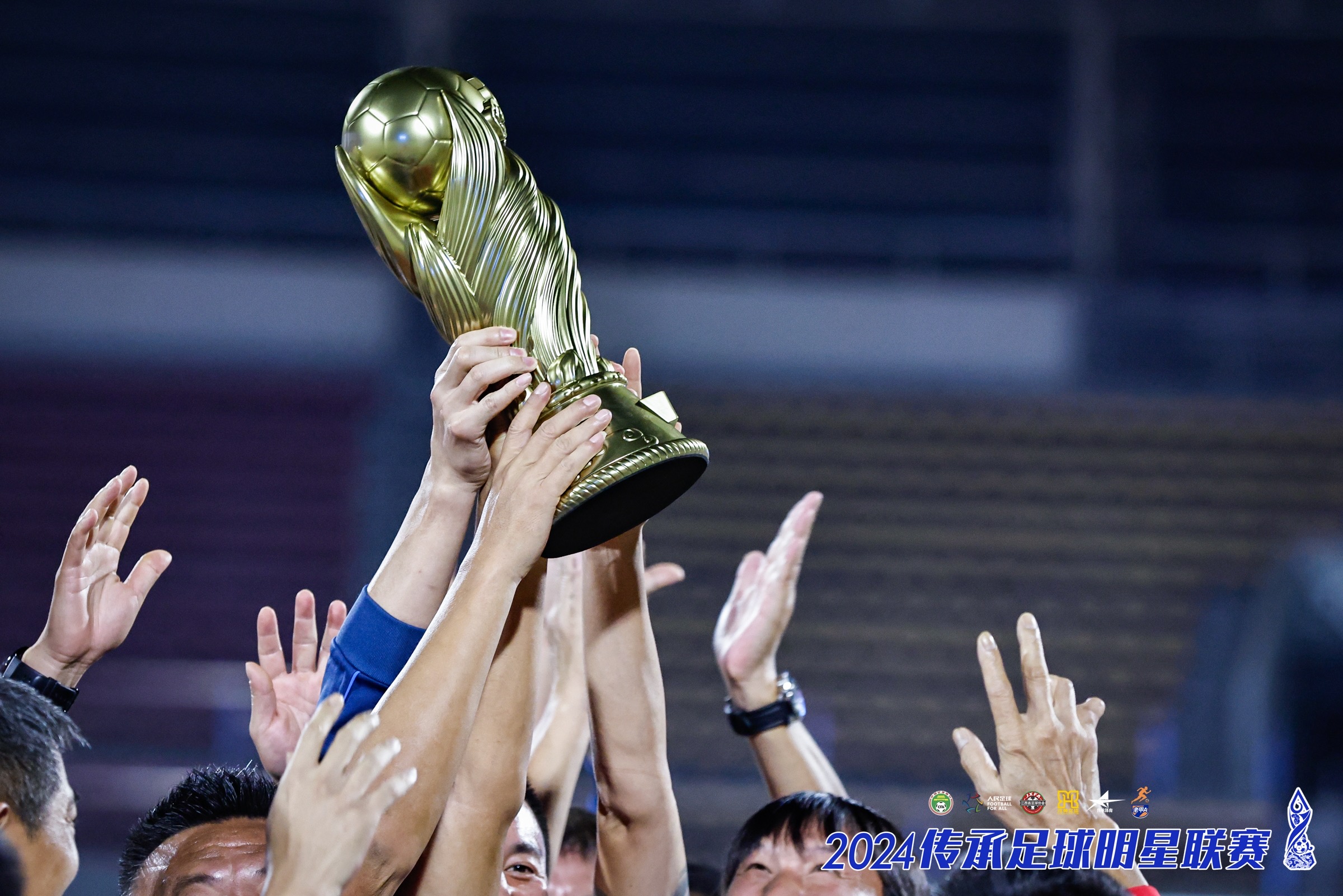 开云体育app-精彩球赛激烈进行，球员技术高超