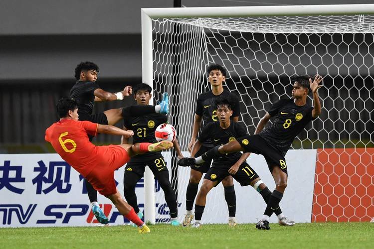 精彩球赛激烈进行,球员技术高超 精彩球赛激烈进行,球员技术高超