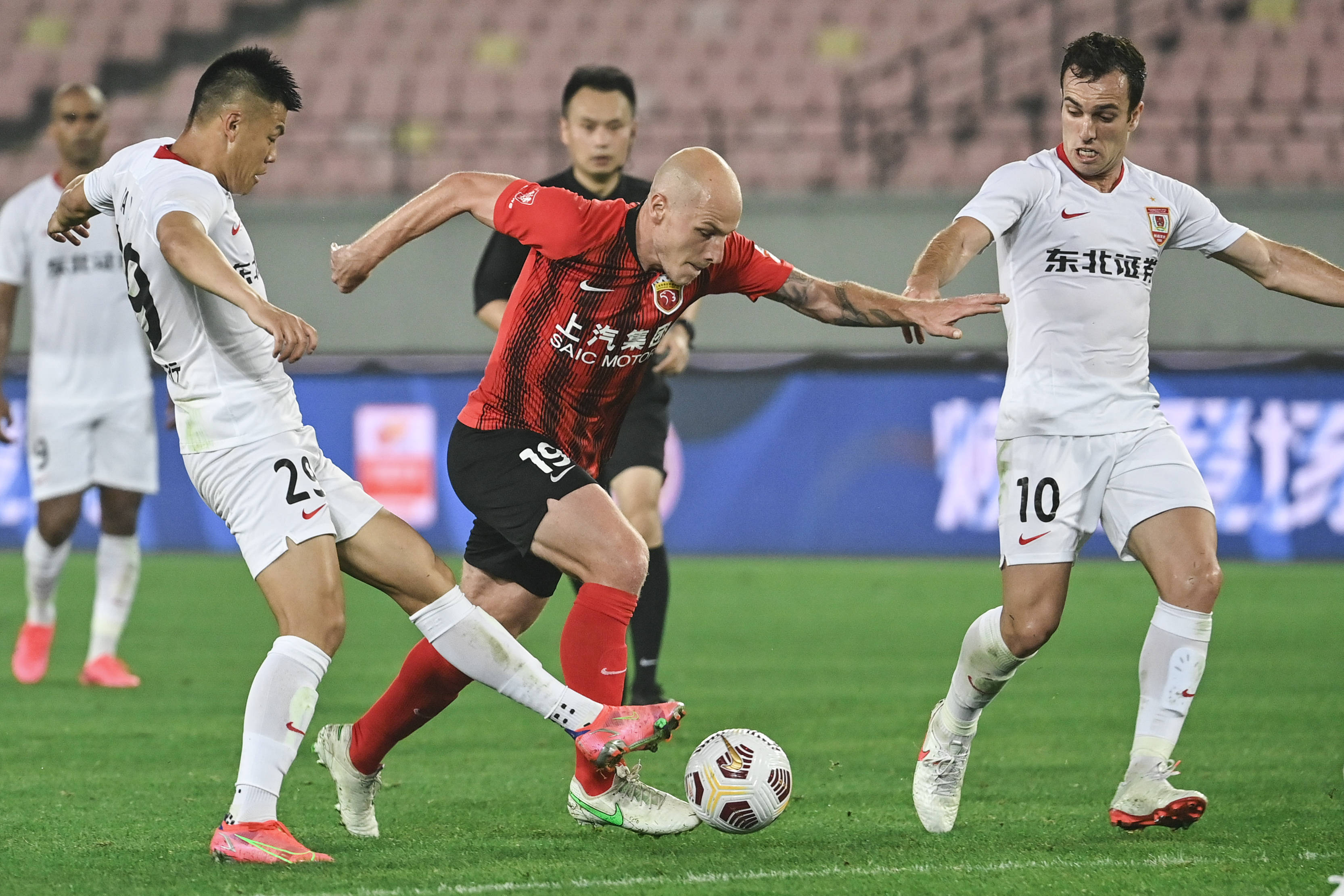 开云体育-包含球员高光表现！一人撑起全场的词条