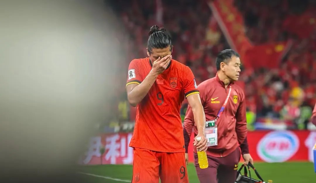 比赛现场高潮迭起球迷情绪激动异常的简单介绍