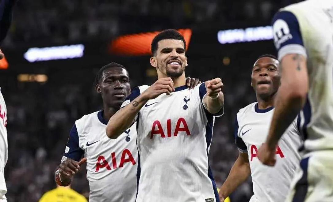 包含曼联大胜，西甲豪门稳固领先地位的词条