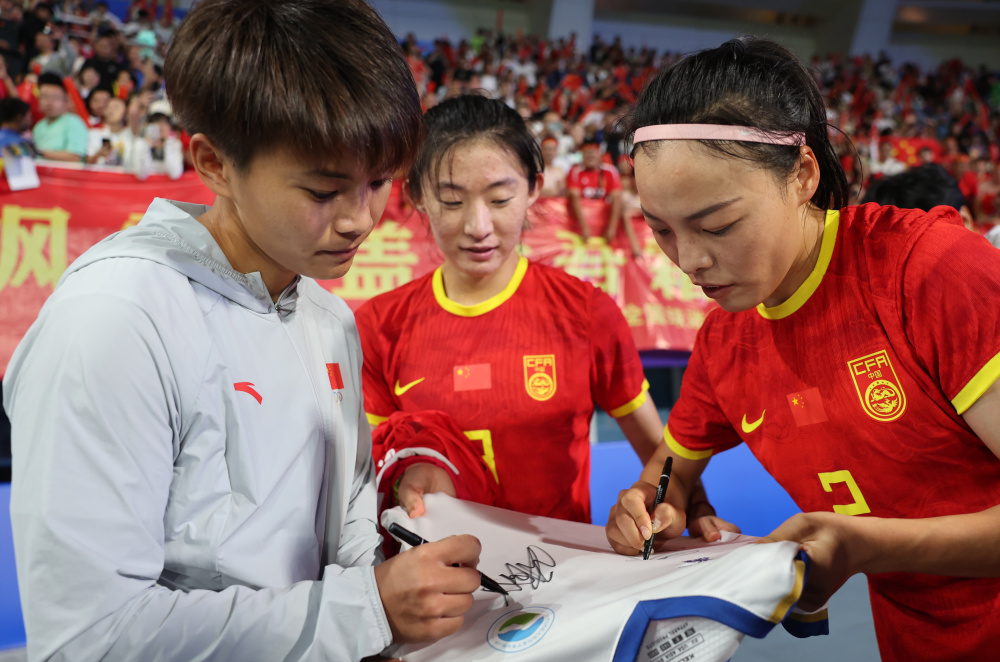 泰国队获得女子足球比赛冠军 泰国队获得女子足球比赛冠军