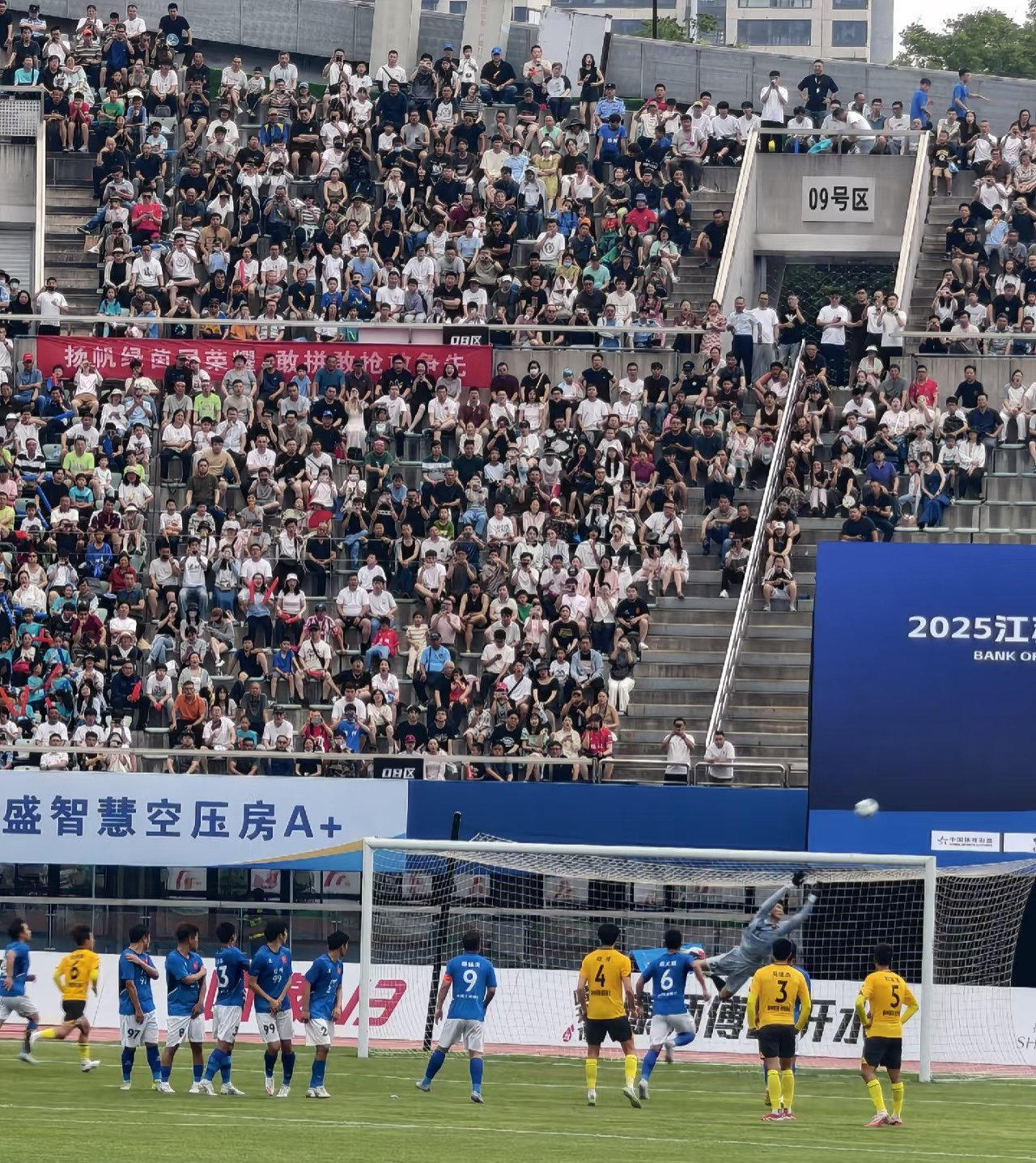 开云体育入口-关于一场关键比赛即将开始，双方备战热火朝天的信息