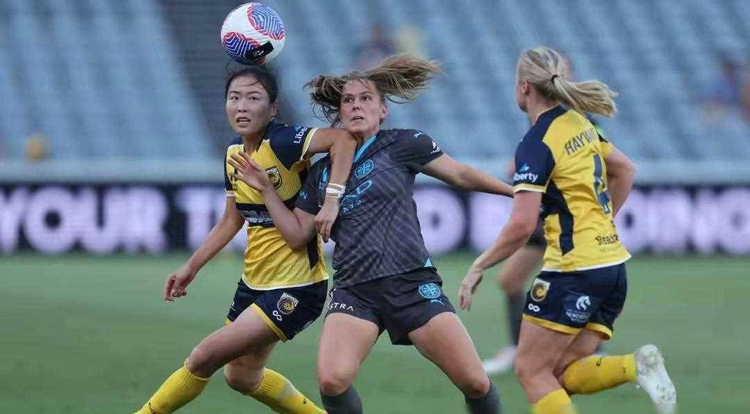 日本女足球员在比赛中发挥出色 日本女足球员在比赛中发挥出色