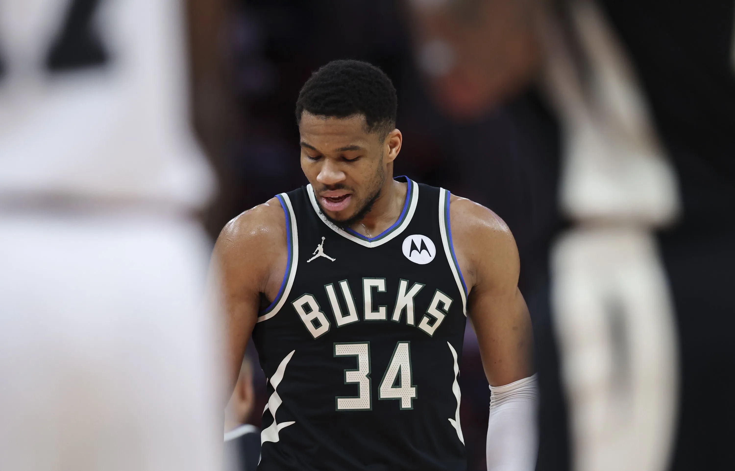 雄鹿队内线力量崭露头角，球队整体表现稳定的简单介绍