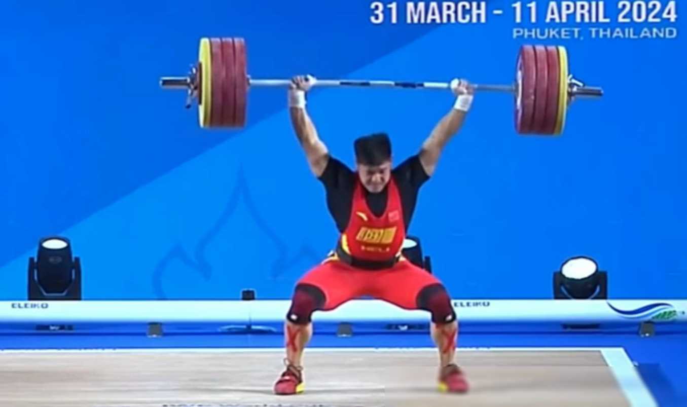 开云下载-举重选手挺身而出，斩获冠军