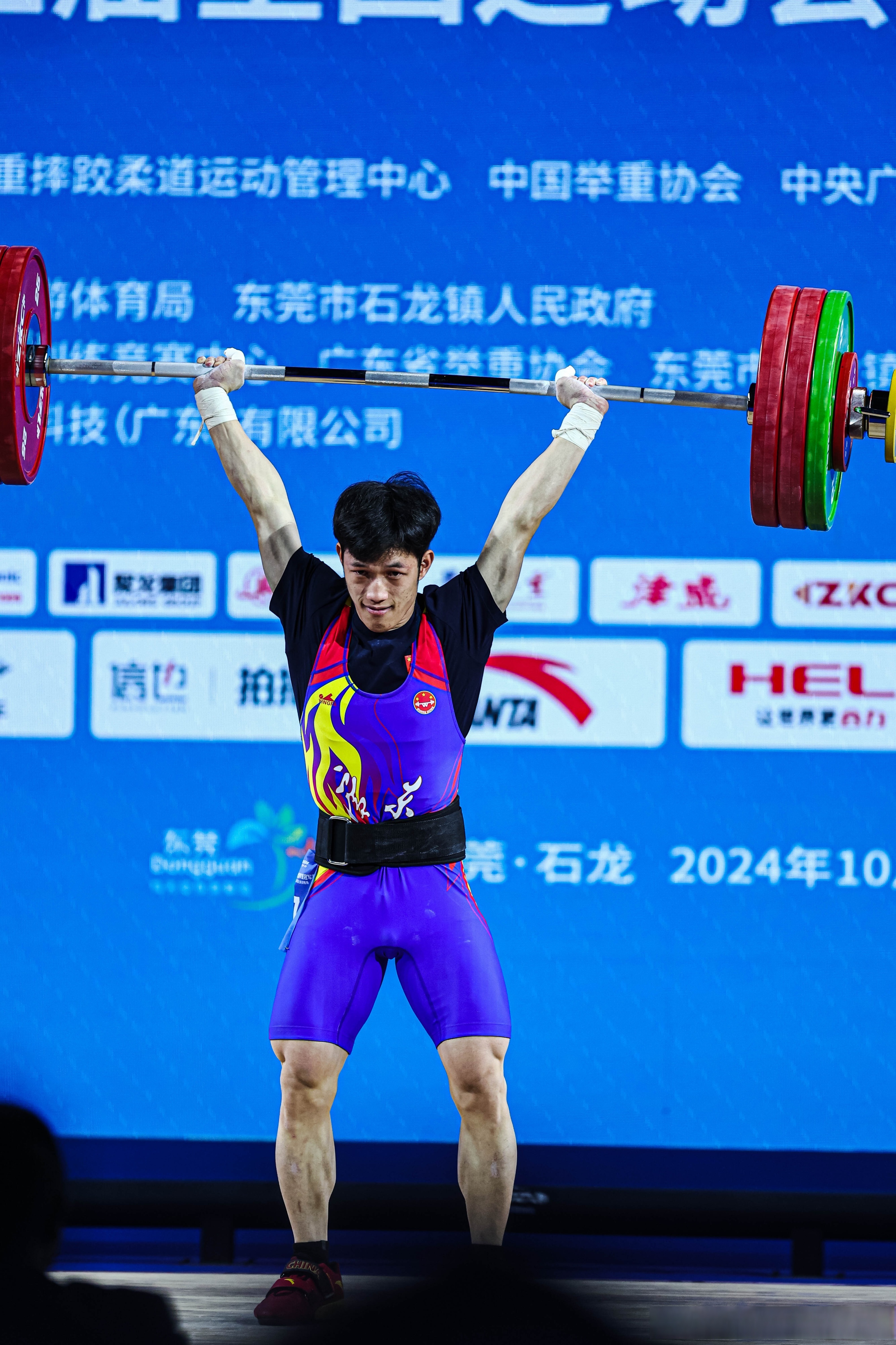 举重选手挺身而出,斩获冠军 举重选手挺身而出,斩获冠军