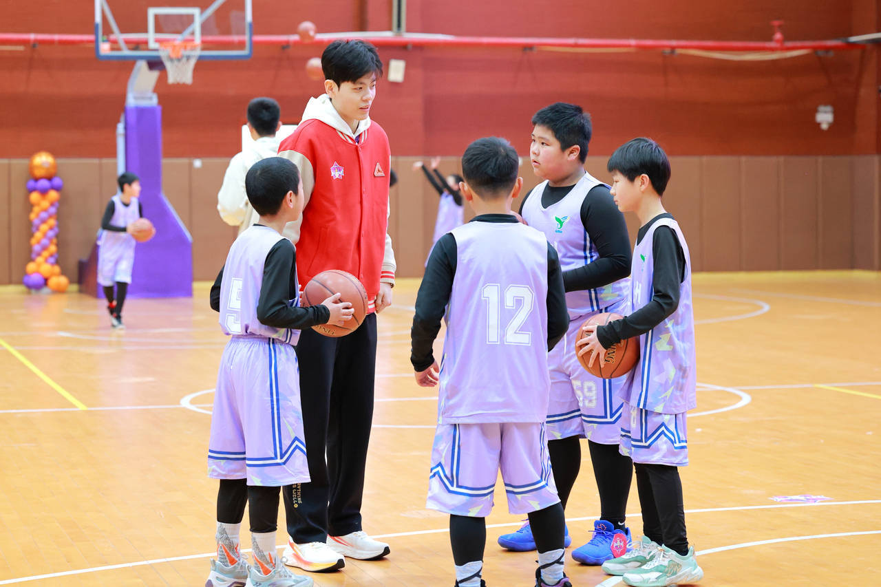 开云体育-全能球星球技精湛，篮球秀场铁杆粉丝的简单介绍