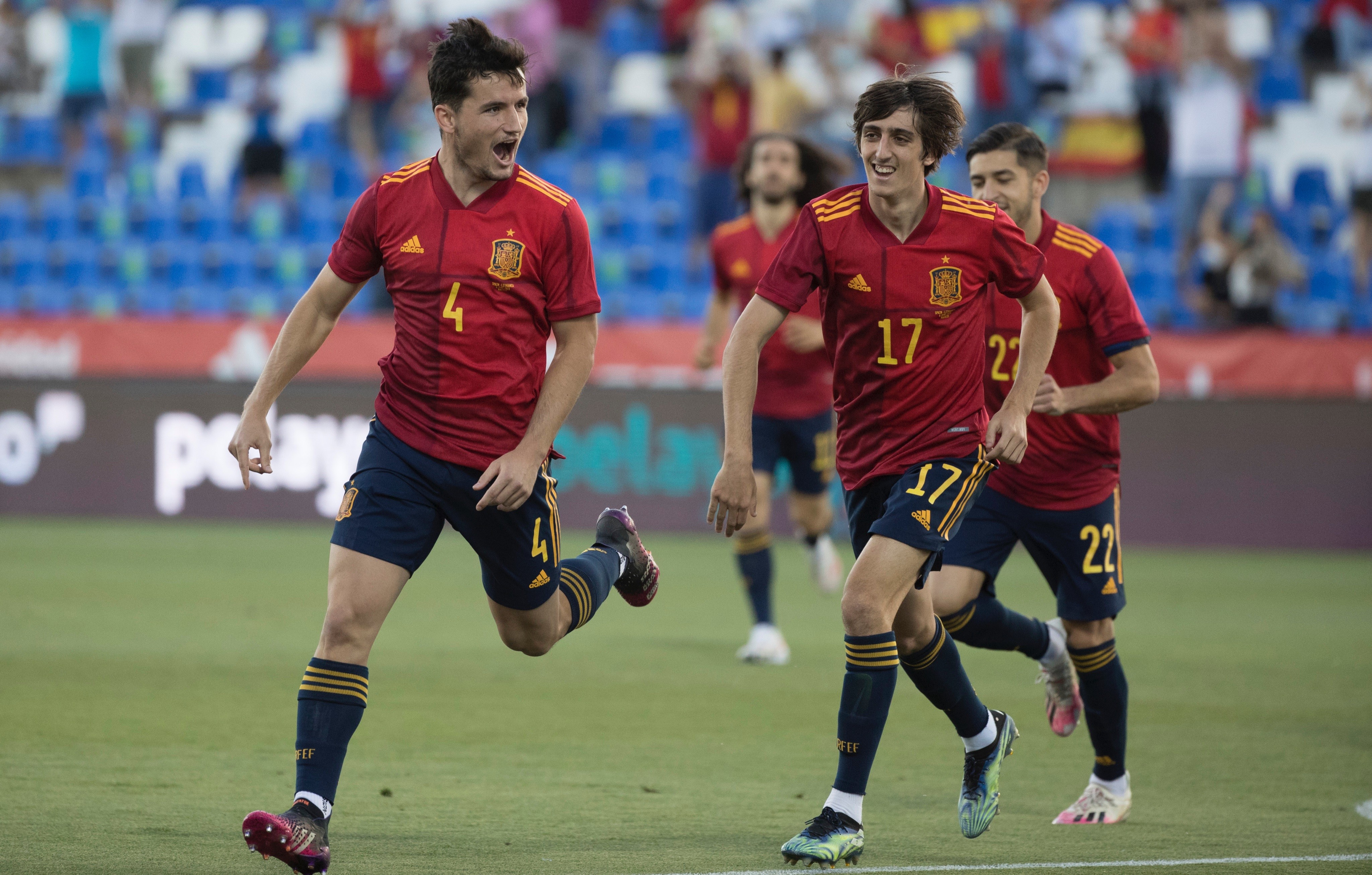 包含罗马宣布签下西班牙中场，强化中场控制力的词条