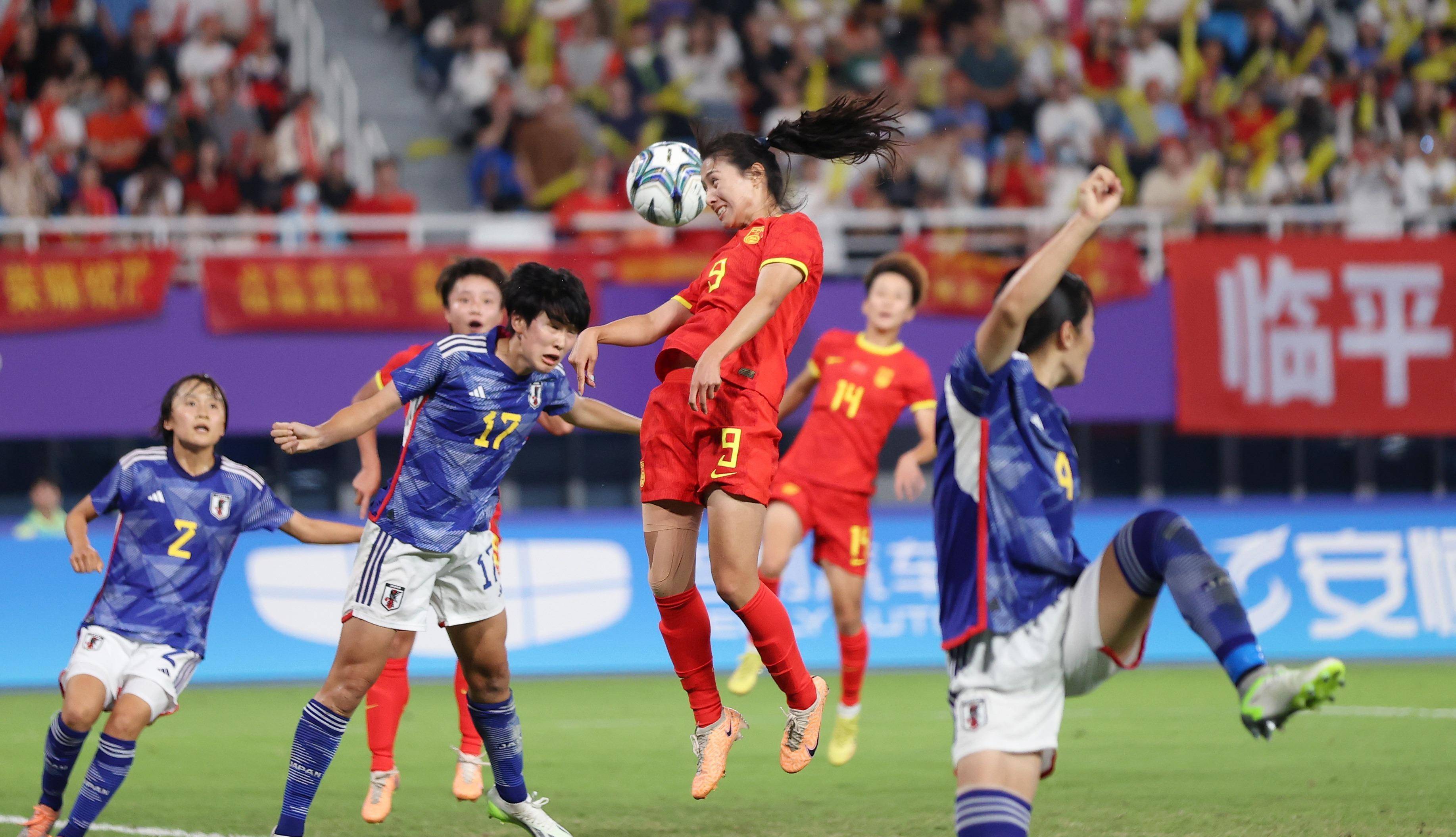 国际足球赛场上女足选手势不可挡 国际足球赛场上女足选手势不可挡