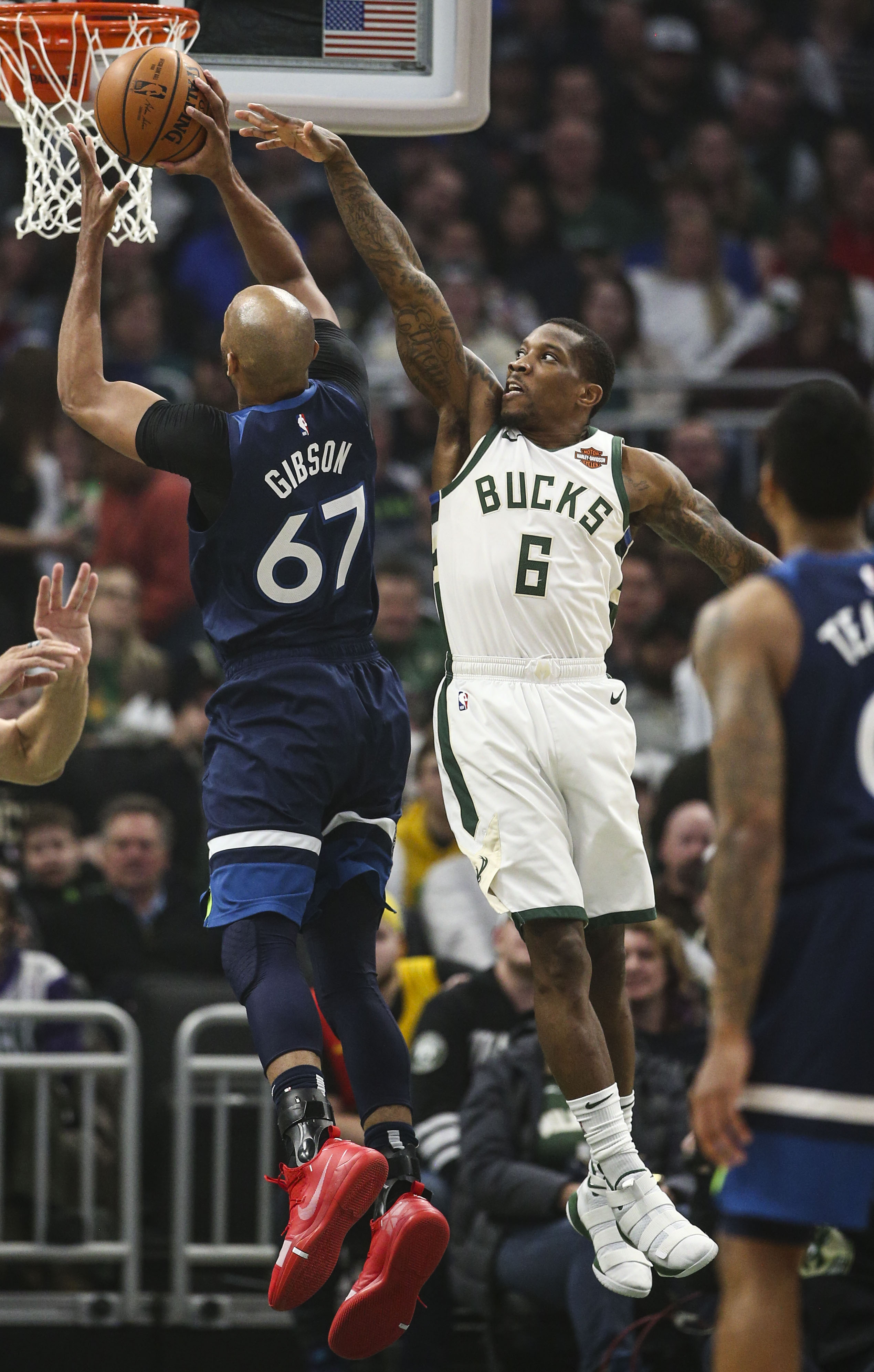 雄鹿队遭遇溃败，米罗蒂奇杀出重围