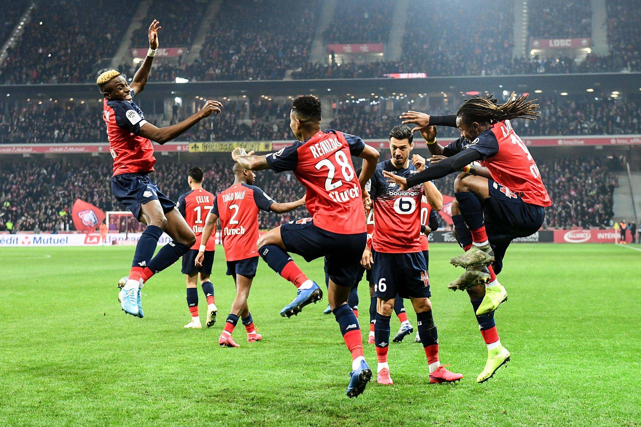 开云体育官网-足球场上冲突不断，双方球员上演激烈对抗的简单介绍