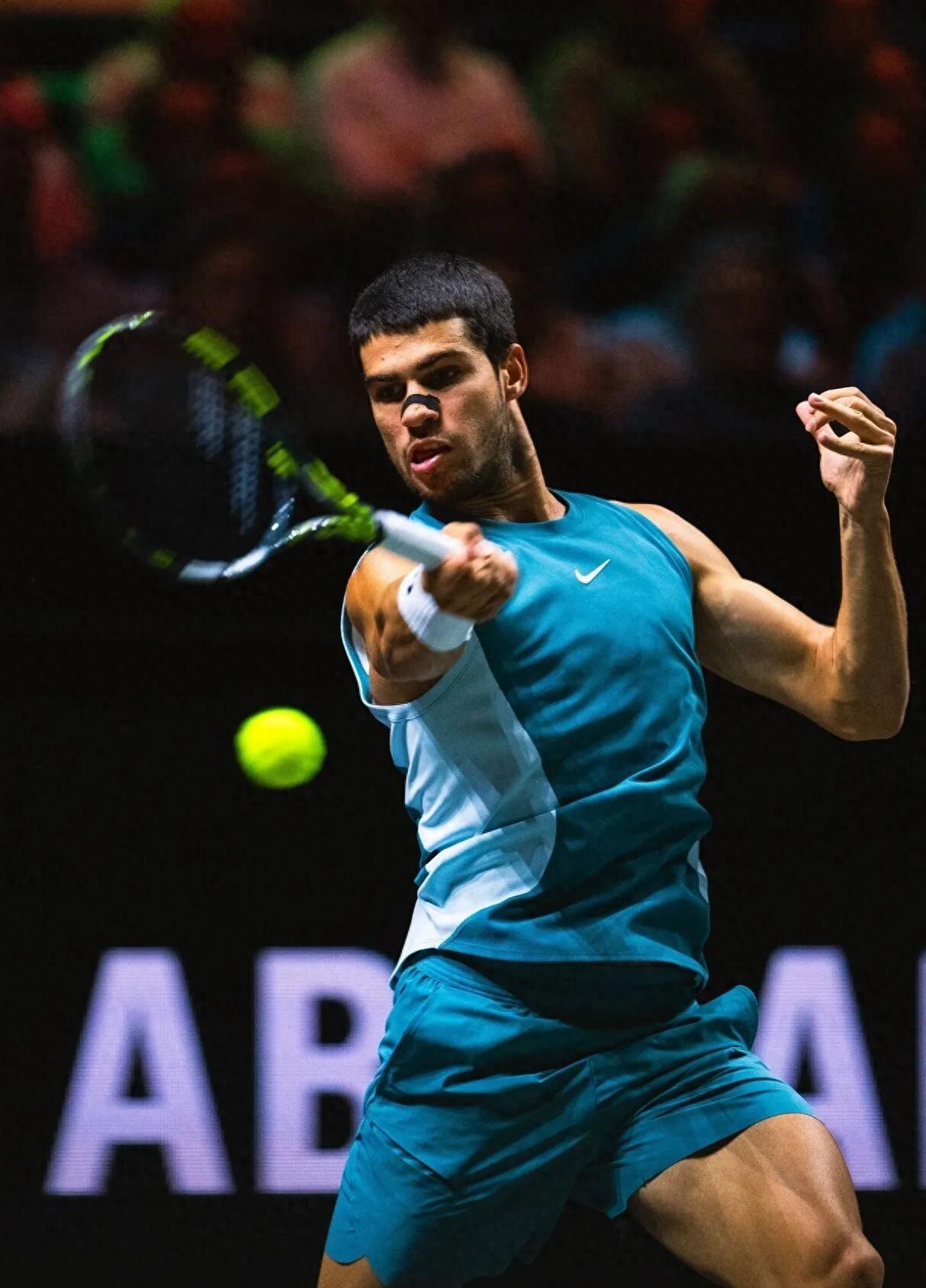 包含西班牙网球队鏖战美国网球队，费德勒打破历史纪录的词条